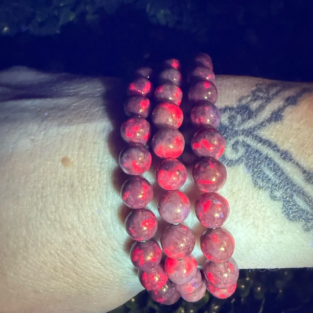 Ruby in Kyanite Beaded Bracelet *UV Reactive* - Picture 4 of 9